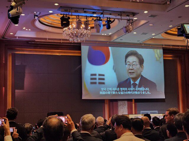 16일 서울 롯데호텔에서 열린 주한일본대사관 주최 한-일 국교정상화 60주년 리셉션에서 이재명 대통령의 영상축사가 상영되고 있다. 박민희 선임기자 minggu@hani.co.kr