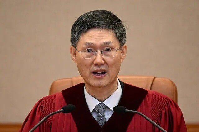 문형배 헌법재판소장 권한대행이 지난 4월4일 서울 종로구 헌법재판소 대심판정에서 윤석열 대통령 탄핵심판 인용 결정문을 낭독하고 있다. 사진공동취재단