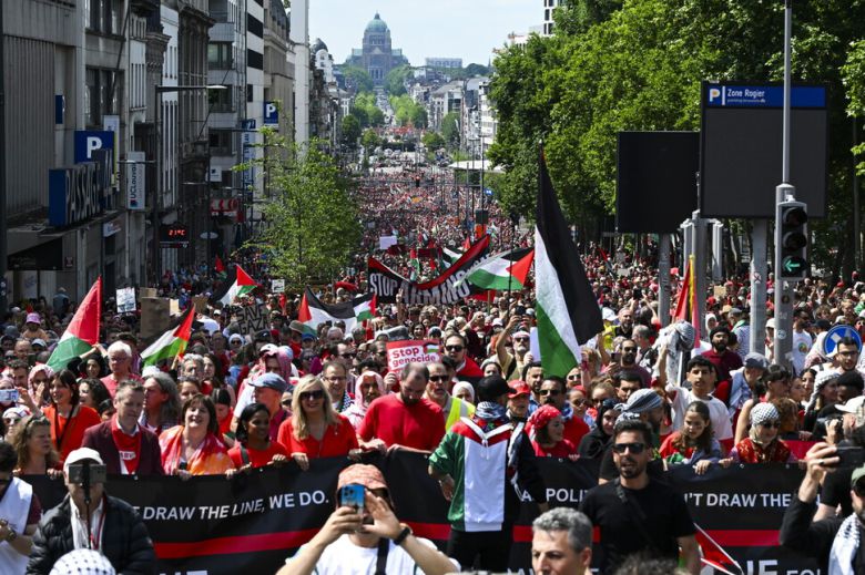15일(현지시각) 유럽 벨기에 브뤼셀에서 이스라엘의 가자지구 군사작전에 반대하고 팔레스타인 국민을 지지하는 시위에 시민들이 참여하고 있다. 브뤼셀/ EPA 연합뉴스