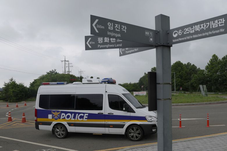 정부가 대북 전단 살포 예방 및 처벌 대책을 논의 중인 가운데 16일 오후 경기도 파주시 임진각 입구에 경찰기동대가 대북 전단 살포 상황을 대비해 대기하고 있다. 파주/연합뉴스