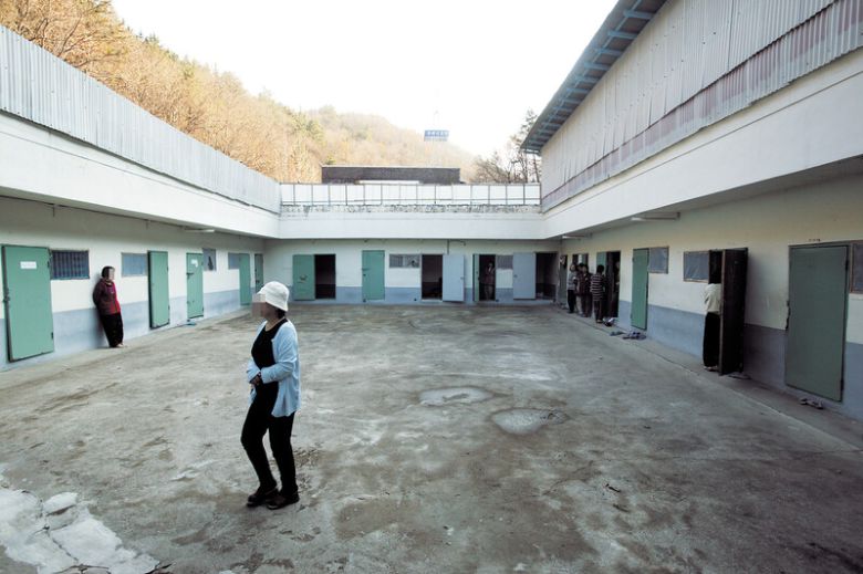 2003년 11월 ‘은혜사랑의집’ 모습. 수용자들의 숙소는 공터를 가운데 두고 배치돼 있다. 식사와 예배 시간을 제외하고 수용자들이 자유롭게 갈 수 있는 곳은 방과 화장실뿐이다. 박승화 선임기자 eyeshoot@hani.co.kr