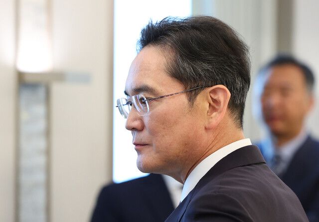이재용 삼성전자 회장이 지난 13일 서울 용산 대통령실에서 이재명 대통령 주재로 열린 6경제단체·기업인 간담회에 참석하고 있다. 연합뉴스