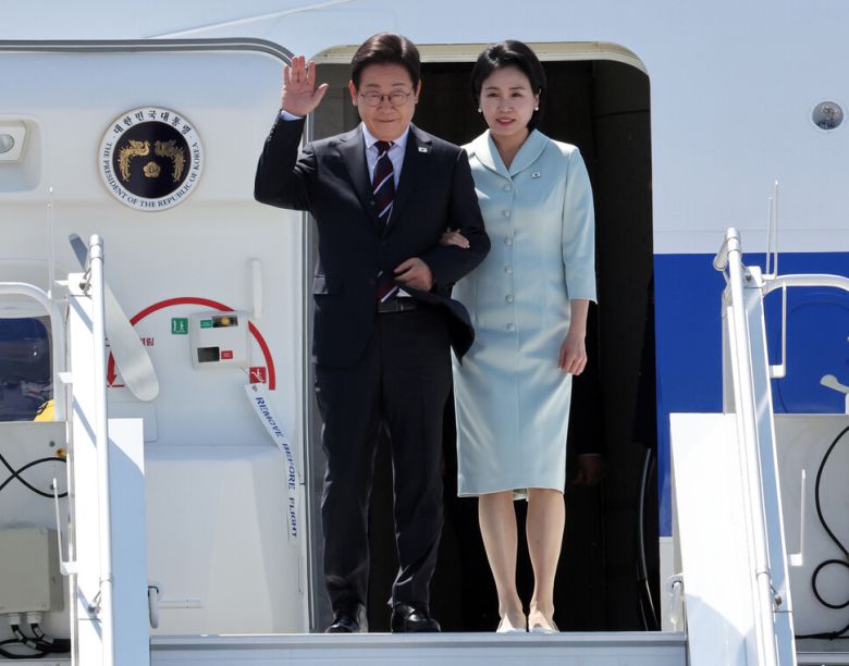 이재명 대통령과 김혜경 여사가 16일(현지시각) 주요 7개국(G7) 정상회의에 참석하기 위해 캐나다 앨버타주 캘거리국제공항에 도착해 인사하고 있다. 캘거리/김태형 기자 xogud555@hani.co.kr