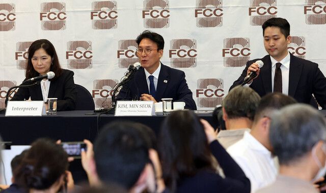 김민석 국무총리 후보자가 17일 서울 중구 한국프레스센터에서 열린 외신기자 간담회에 참석해 발언하고 있다. 연합뉴스