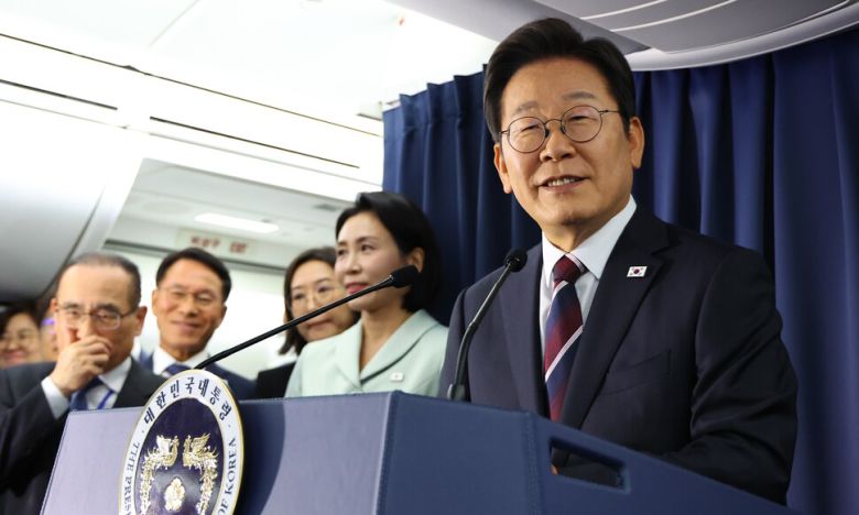 주요 7개국(G7) 정상회의 참석차 캐나다를 방문하는 이재명 대통령이 16일 공군 1호기에서 브리핑을 하고 있다. 김태형 기자 xogud555@hani.co.kr