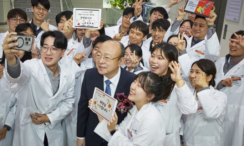 김승연 한화그룹 회장이 17일 충남 서산시 대산읍 한화토탈에너지스 대산공장 내 연구소에서 연구원들과 사진을 찍고 있다. 한화 제공