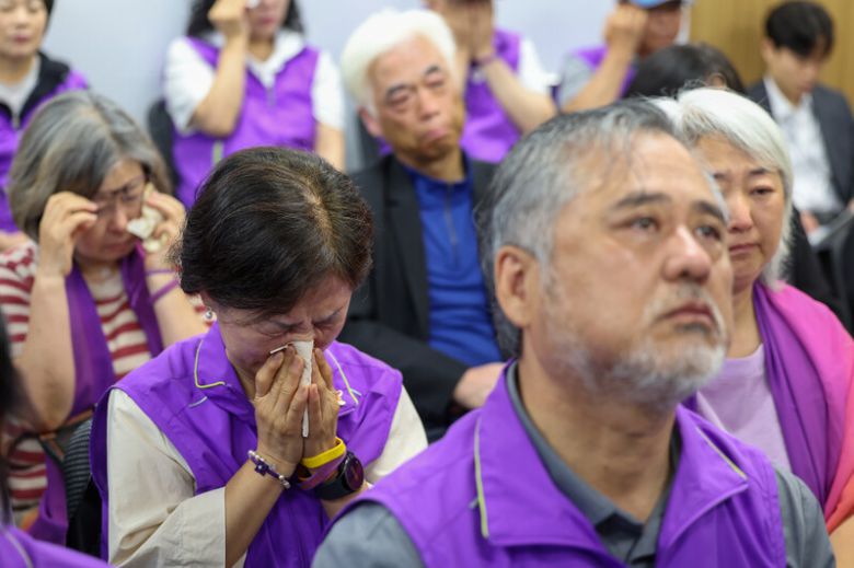 10·29이태원참사 유가족들이 17일 서울 중구 10·29이태원참사 특별조사위원회 대회의실에서 열린 제27차 위원회 회의를 방청하며 눈물 흘리고 있다. 김영원 기자 forever@hani.co.kr