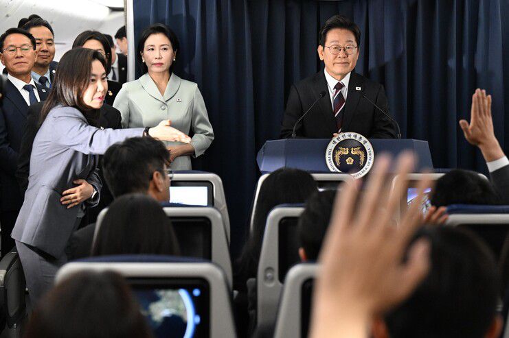 이재명 대통령이 16일 주요 7개국(G7) 정상회의 참석을 위해 캐나다 캘거리로 향하는 공군 1호기 기내에서 기자회견을 하고 있다. 김태형 기자 xogud555@hani.co.kr
