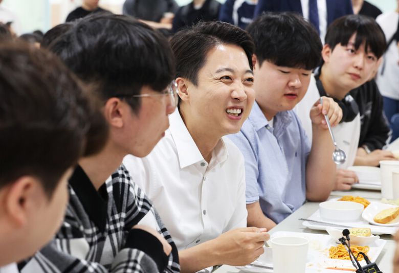 지난 2일 이준석 당시 개혁신당 대통령 후보가 경기도 시흥시 정왕동 한국공학대학교에서 열린 ‘학식먹자 이준석’ 행사에서 학식을 먹으며 학생들과 대화하고 있다. 연합뉴스