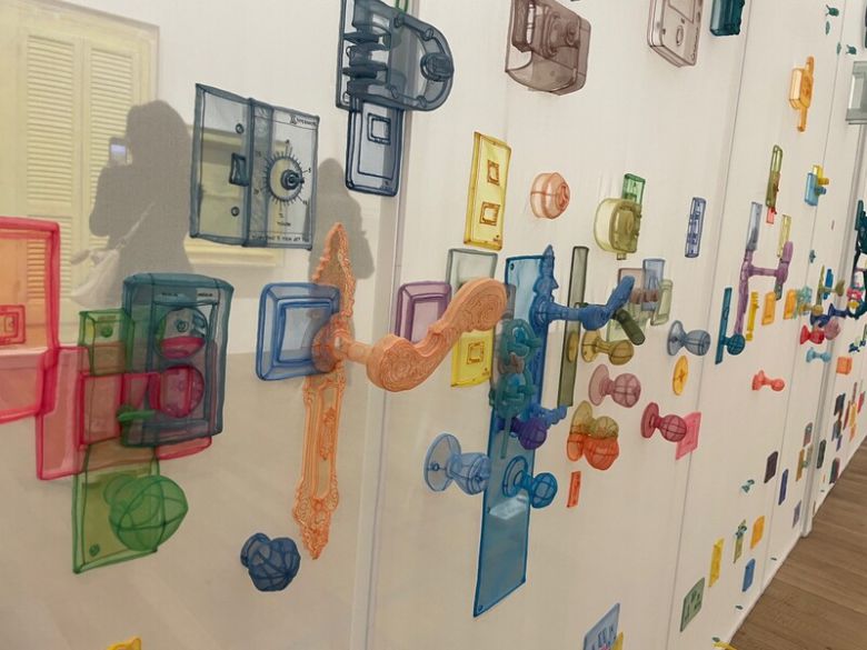 영국 런던 테이트모던에 설치된 서도호의 2024년 작 ‘완벽한 집: 런던, 호셤, 뉴욕, 베를린, 프로비던스, 서울’의 문고리들. 사진 장민경