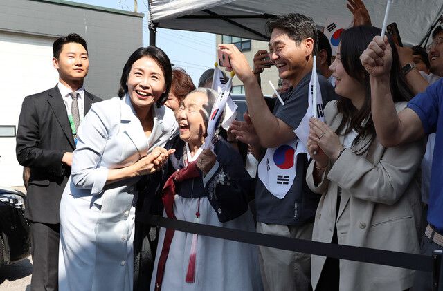 주요 7개국(G7) 정상회의에 참석하는 이재명 대통령과 함께 캐나다를 방문한 김혜경 여사가 17일(현지시각) 캘거리 한인회관에서 캐나다 서부 동포사회와의 대화 참석 전 환영 나온 교포들과 인사하고 있다. 김태형 기자 xogud555@hani.co.kr
