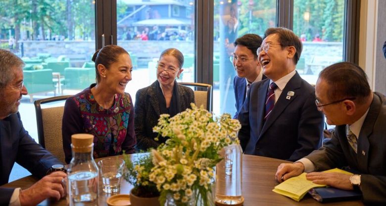 이재명 대통령과 클라우디아 셰인바움 멕시코 대통령이 17일(현지시각) 캐나다 앨버타주 캐내내스키스 G7 정상회의장에서 한·멕시코 정상회담을 하고 있다. 공동취재사진