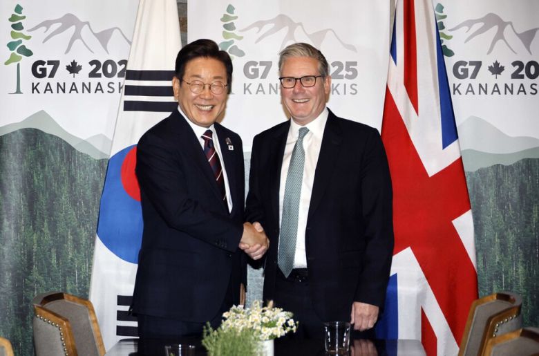이재명 대통령이 캐나다 앨버타주 캐내내스키스에서 17일(현지시각) 열린 2025 G7 정상회의에서 키어 스타머 영국 총리와 양자회담을 하고 있다. 캘거리/김태형 기자 xogud555@hani.co.kr