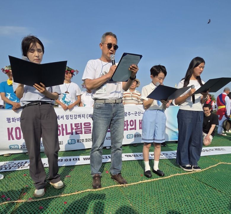 ‘제2차 코리아 평화의 날 파주’ 행사 중 고양과 파주 시민 대표들이 ‘시민평화선언문’을 낭독하고 있다. 읽고 있는 사람은 파주 시민 안재영 디엠제트(DMZ)평화동행 대표. 원혜덕 제공