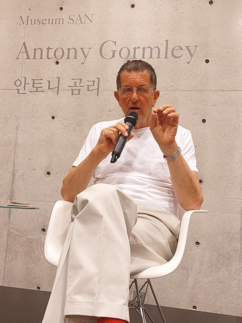 19일 오전 뮤지엄 산 본관에서 열린 취재진과의 간담회에서 이야기하고 있는 앤터니 곰리. 자신의 근작과 조각의 정체성 등에 대해 열정적인 지론을 펼쳐나갔다. 노형석 기자