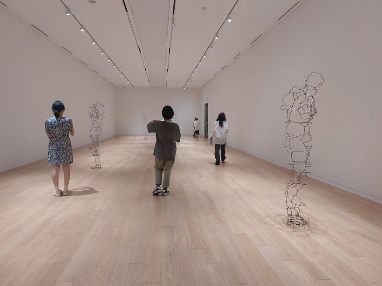 뮤지엄 산의 청조갤러리 1관 개인전 전시장에서 선보이고 있는 앤터니 곰리의 인간 조형물 연작 ‘리미널 필드’. 제목의 뜻대로 경계의 영역을 다룬 이 인간 형상 조각들은 가벼운 금속선으로 만들어져 공기 방울처럼 흔들리고 유동하면서 인간의 몸과 공간의 연관성을 성찰하게 한다. 노형석 기자