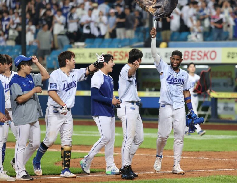 삼성 라이온즈의 르윈 디아즈가 18일 대구 삼성라이온즈파크에서 열린 2025 KBO리그 두산 베어스와 홈경기에서 10회말 3점 홈런을 터트린 뒤 세리머니를 하고 있다. 삼성 라이온즈 제공.