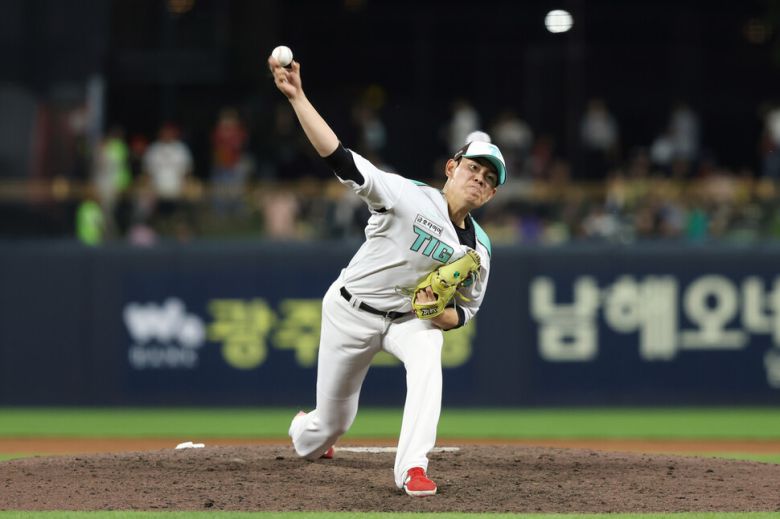 기아(KIA) 타이거즈 성영탁이 19일 광주기아챔피언스필드에서 열린 2025 KBO리그 케이티 위즈와 경기에서 8회 등판해 공을 던지고 있다. 기아 타이거즈 제공