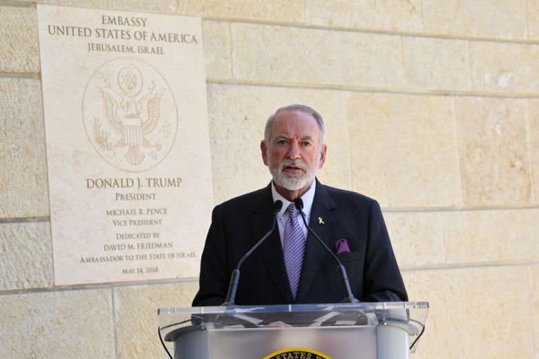 이스라엘 예루살렘에 있는 미국 대사관 앞에서 마이크 허커비 대사과 지난달 9일(현지시각) 기자회견을 하고 있다. 예루살렘/EPA 연합뉴스