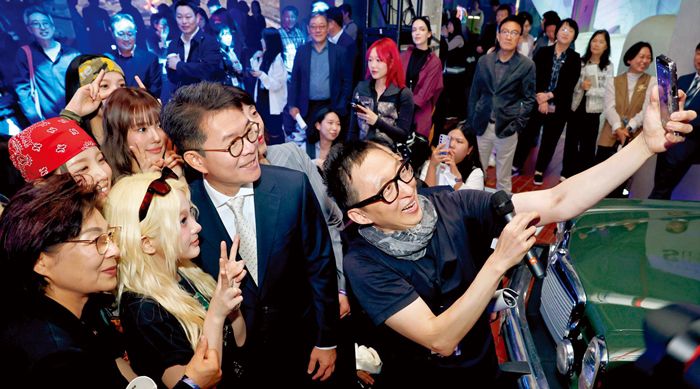 ‘2024 크리에이티브×성수’ 중 ‘시티(CT)페어’에서 정원오 성동구청장이 시연하고 있다. 성동구 제공