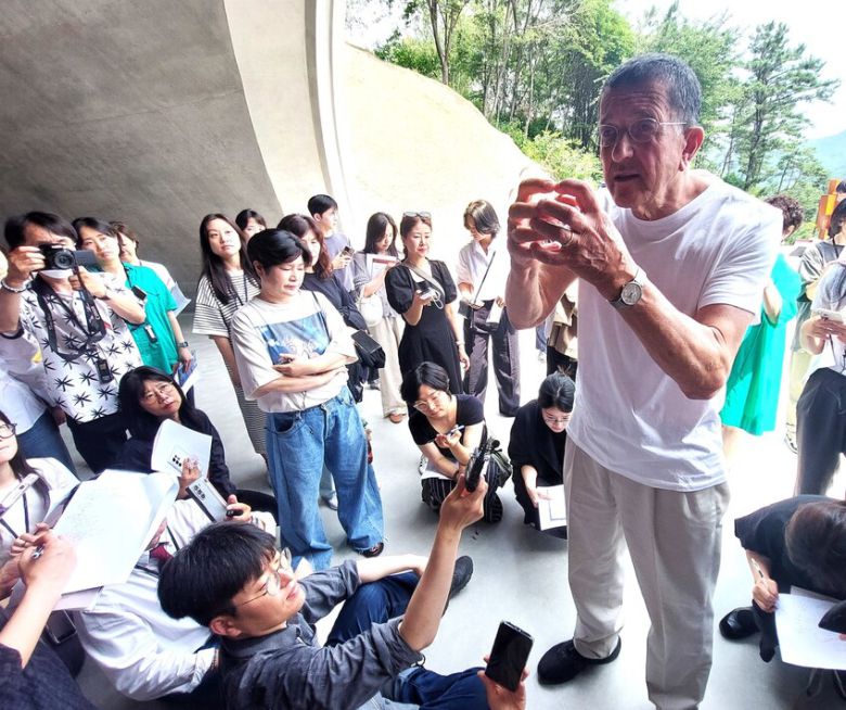 19일 오전 조각 거장 앤터니 곰리가 원주 뮤지엄 산에 최근 지어진 자신의 작품 공간 ‘그라운드’에서 취재진에게 설치 과정에 대해 이야기하고 있다. 노형석 기자
