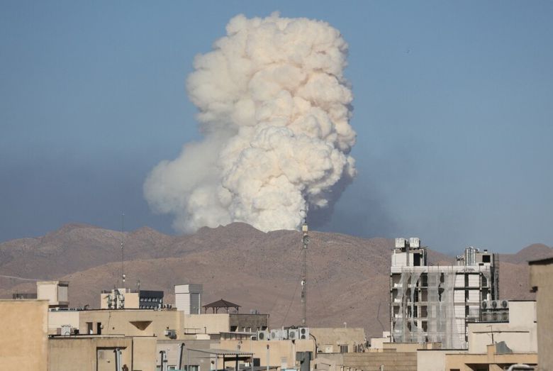 18일 이란 수도 테헤란에서 이스라엘군 공습으로 연기가 피어오르고 있다. 로이터 연합뉴스