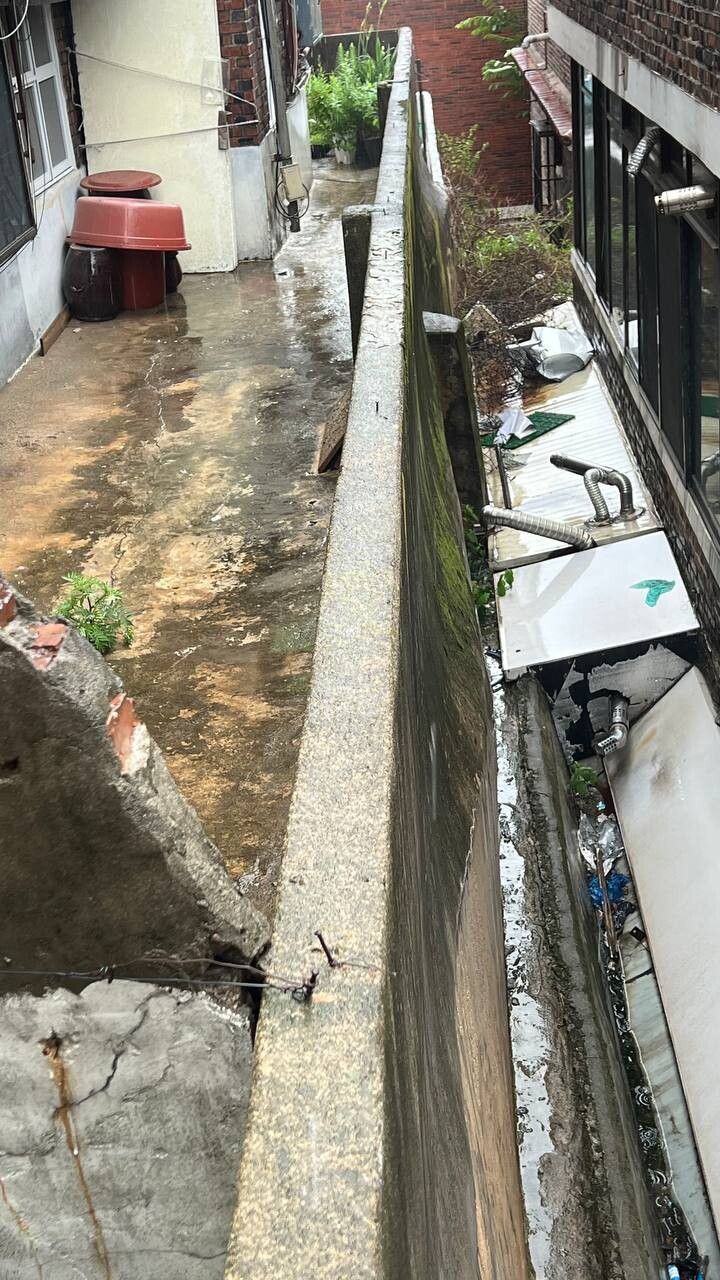 20일 찾은 서울 강북구 번동의 재개발 예정인 한 노후주택 밀집 지역의 옹벽 중앙과 근처에 금이 가 있다. 최현수 기자