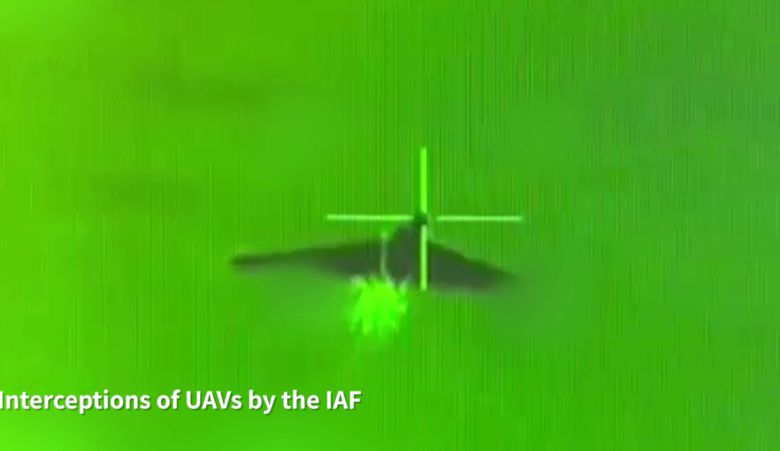 이스라엘군이 20일 공개한 무인기 격추 장면. 영상 갈무리