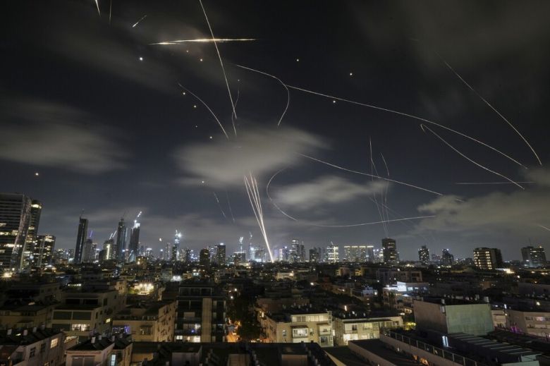18일(현지시각) 이스라엘의 방공 시스템인 ‘아이언 돔(Iron Dome)’이 이란에서 발사된 미사일을 텔아비브 상공에서 요격하고 있다. 이스라엘과 이란은 지난 13일 이스라엘이 ‘라이징 라이언(Rising Lion)’ 작전을 시작하며 이란을 공격한 이후 상호 공습을 주고받고 있다. 텔아비브/AP 연합뉴스