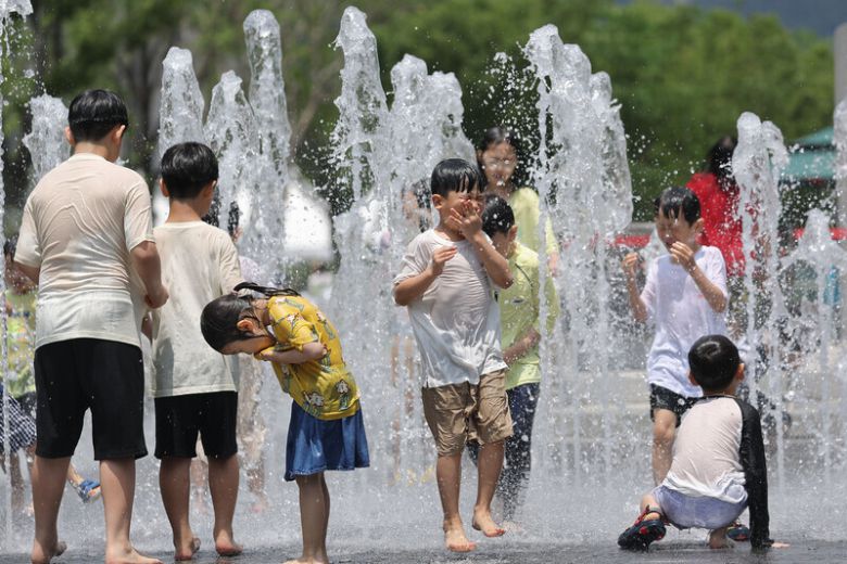 서울 광화문광장 이순신 장군 동상 앞 바닥 분수에서 어린이들이 뛰놀고 있다. 연합뉴스