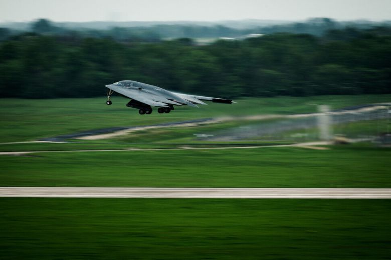 B-2 스피릿 스텔스 폭격기가 지난 4월 30일 미주리주 와이트먼 공군기지에서 이륙하고 있다. 노블노스/로이터 연합뉴스