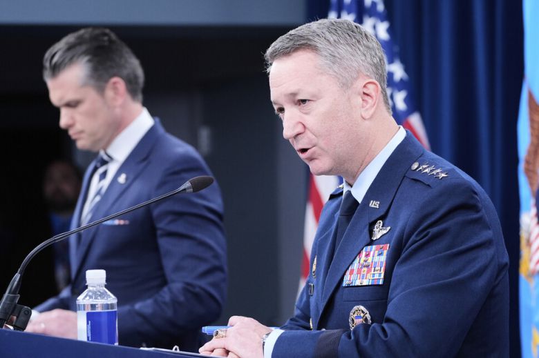 22일 미국 버지니아주 알링턴에 있는 펜타곤에서 열린 기자회견에서 피트 헤그세스 국방장관과 댄 케인 합참의장이 발언하고 있다. 알링턴/AP 연합뉴