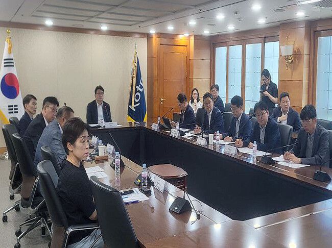 산업통상자원부와 관계기관 실무진이 22일 서울 서초구 대한무역투자진흥공사에서 비상대응반 회의를 열어 미국의 이란 공격에 따른 국내 경제 영향을 점검하고 있다. 산업통상자원부 제공