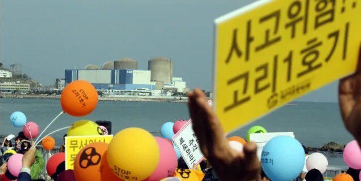 일본 후쿠시마 원전 사고 한달 뒤인 2011년 4월 차단기 고장으로 멈춰 선 고리 원전 1호기. 당시 환경운동연합 등 환경단체 회원들이 고리 1호기 인근 해안에서 폐쇄를 촉구하는 집회를 열었다. 부산/연합뉴스