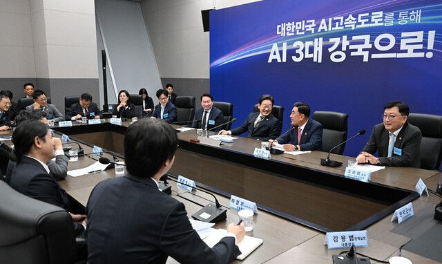 이재명 대통령이 20일 울산전시컨벤션센터에서 열린 인공지능(AI) 글로벌 협력 기업 간담회에서 김두겸 울산시장과 대화하고 있다. 대통령실사진기자단