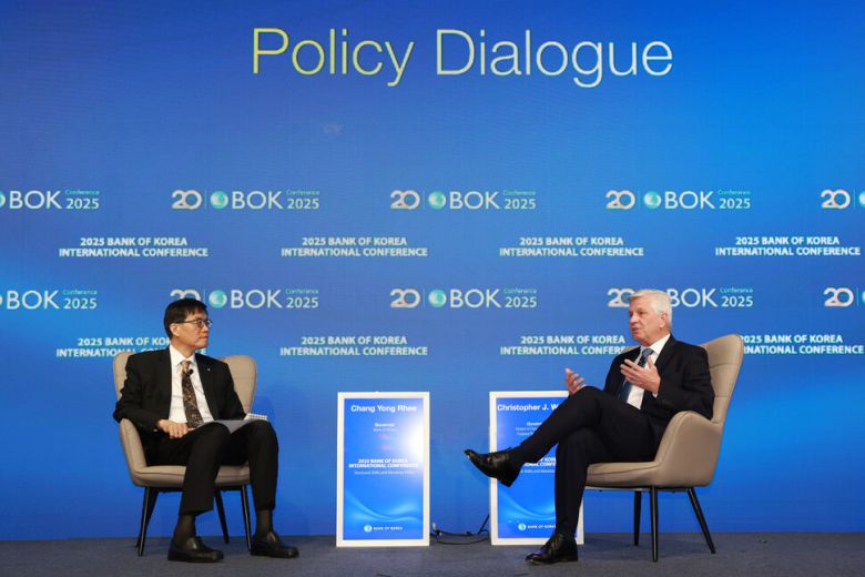 크리스토퍼 월러 미국 연방준비제도 이사회 이사(오른쪽)가 지난 2일 한국은행이 주최한 국제컨퍼런스에 참석해 이창용 한은 총재와 대담을 나누고 있다. 한국은행 제공