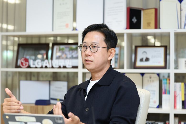 배경훈 엘지(LG) 인공지능(AI)연구원장이 2023년 10월17일 오후 서울 강서구 마곡동 엘지 인공지능연구원 사무실에서 인터뷰를 하고 있다. 김혜윤 기자 unique@hani.co.kr