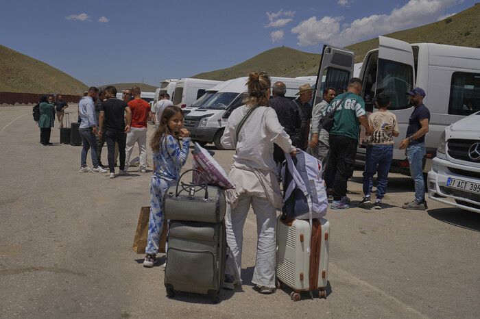 지난 22일 아랍인들이 터키 북동부의 라지-카피고이 국경 검문소에서 미니버스를 기다리는 모습. 에이피 통신