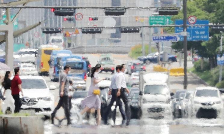 폭염이 이어진 여름철 서울 영등포구 여의도동 도로 위에 아지랑이가 피어오르고 있다. 연합뉴스