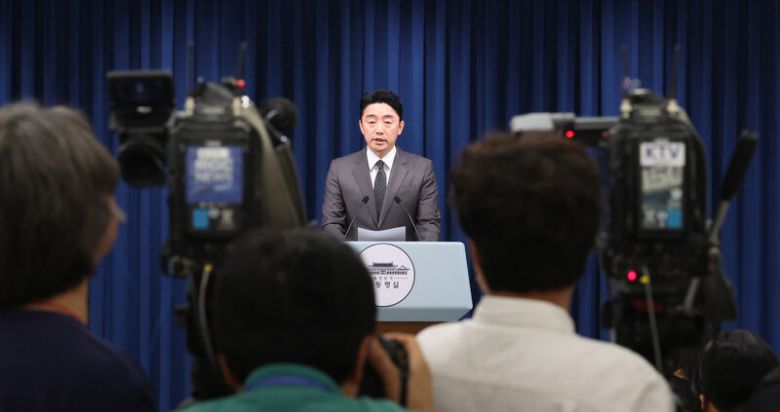 강훈식 대통령 비서실장이 23일 용산 대통령실에서 장관 후보자 지명 관련 브리핑을 하고 있다. 연합뉴스