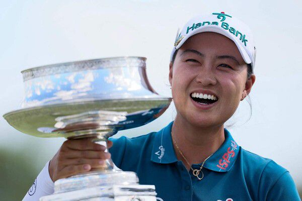 이민지가 23일(한국시각) 미국 텍사스에서 열린 미국여자프로골프(LPGA) 투어 시즌 세 번째 메이저 대회인 KPMG 여자PGA 챔피언십에서 우승한 뒤 기뻐하고 있다. 프리스코/AFP 연합뉴스