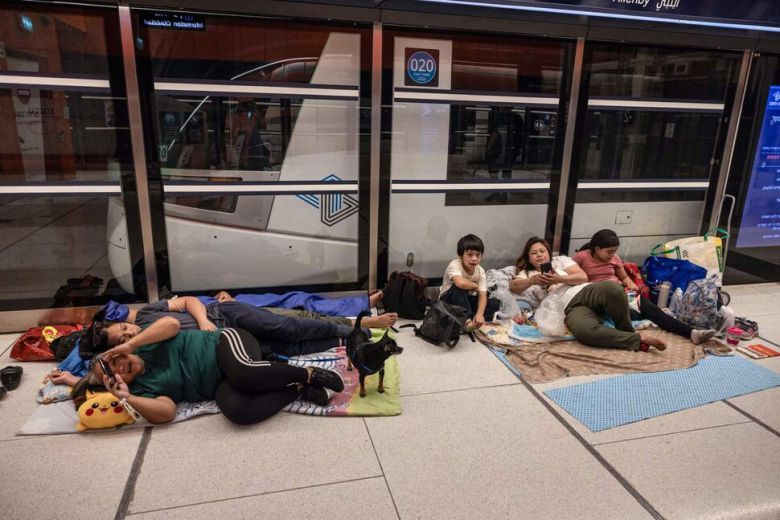 22일, 이란의 미사일 공격을 우려한 이스라엘 텔아비브 시민들이 지하철역에 대피해 있다. AFP연합뉴스