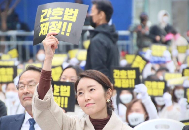 강선우 여성가족부 장관 후보자가 간호법 제정 관련 손팻말을 들고 있다. 강선우 의원 페이스북 갈무리