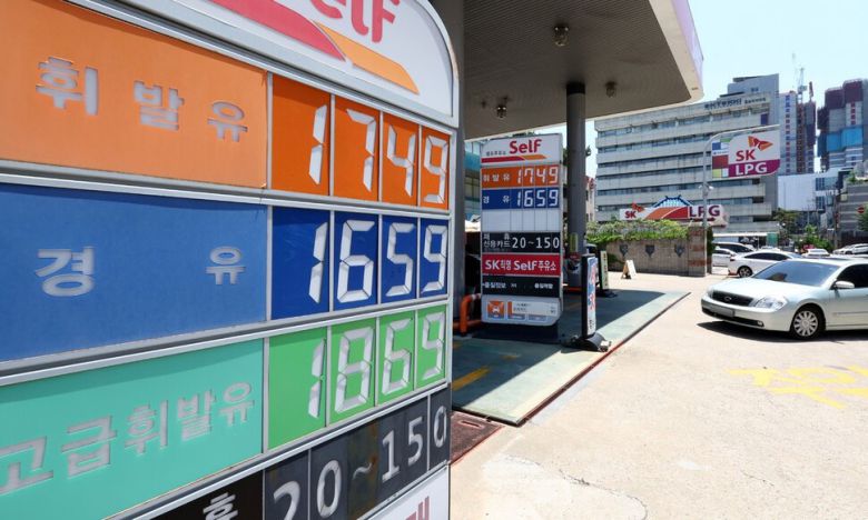 22일 서울 시내의 한 주유소 앞 유가정보판에 가격이 표시돼 있다. 연합뉴스