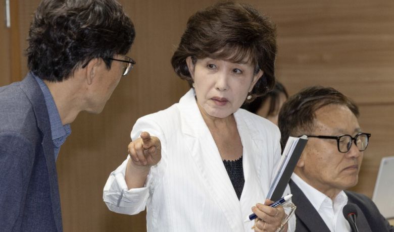 10일 오후 진실화해위 제111차 전체위원회가 시작되기 직전 박선영 위원장이 송상교 사무처장(왼쪽) 앞에서 손가락을 가리키며 무언가를 말하고 있다. 맨 오른쪽은 허상수 위원. 진실화해위 제공