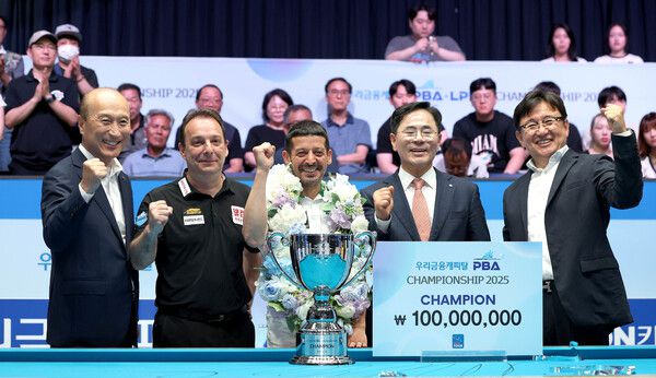 무라트 나지 초클루가 23일 열린 프로당구 시즌 개막전 우리금융캐피탈 챔피언십에서 우승한 뒤 준우승자 다니엘 산체스 등과 기념사진을 찍고 있다. PBA 제공