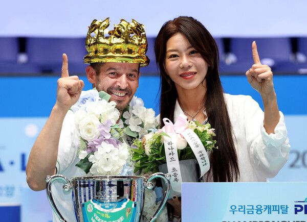올 시즌 프로당구 시즌 개막전 우리금융캐피탈 챔피언십 남녀부 정상에 오른 하나카드의 초클루와 김가영이 손가락 하나를 펼쳐 보이고 있다. PBA 제공
