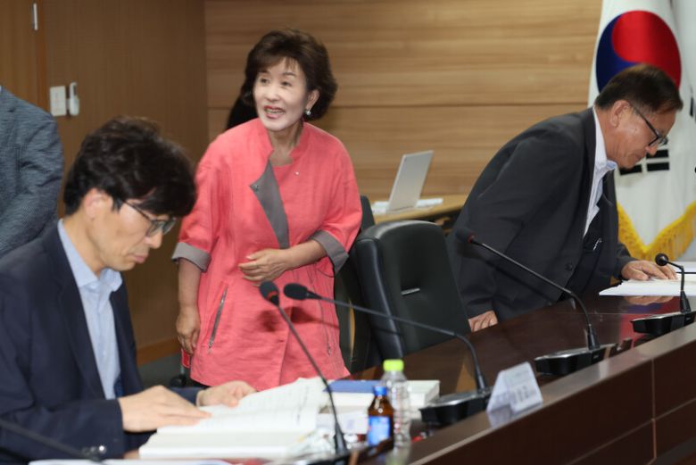 24일 오후 진실화해위 제112차 전체위원회가 시작되기 직전 박선영 위원장이 송상교 사무처장(왼쪽) 옆에서 직원들에게 인사를 하고 있다. 오른쪽은 허상수 위원. 진실화해위 제공