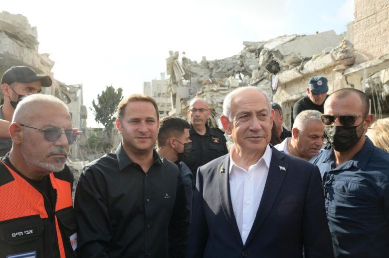 네타냐후 총리가 23일(현지시각) 이란의 공격을 받은 리숀레지온을 방문해 주민들과 대화를 하고 있다. 네타냐후 소셜미디어 엑스(X) 갈무리