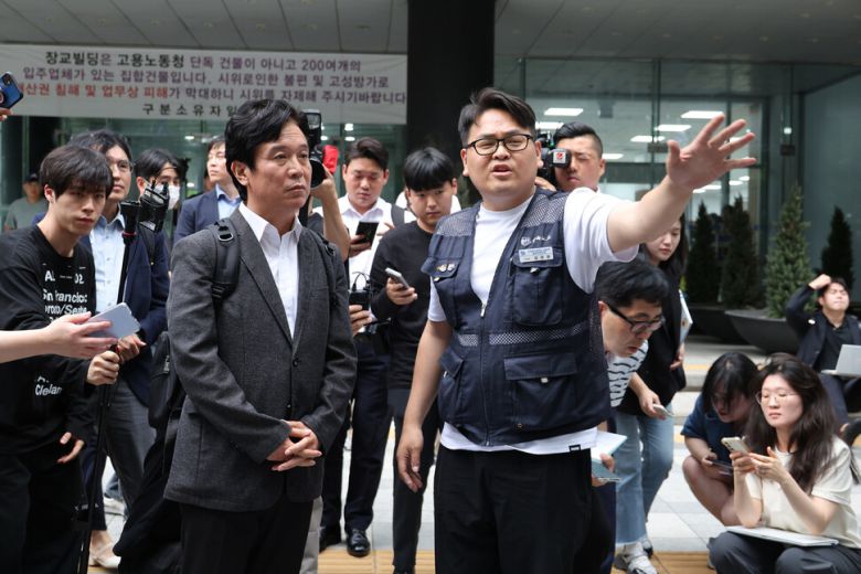 고용노동부 장관 후보자로 지명된 김영훈 전 민주노총 위원장이 24일 오후 청문회 준비 사무실이 마련된 서울 중구 장교빌딩으로 출근하며 건물 들머리에서 노숙농성중인 김정봉 금속노조 주얼리분회장에게 주얼리 노동자들의 요구사항을 전해듣고 있다. 김혜윤 기자 unique@hani.co.kr